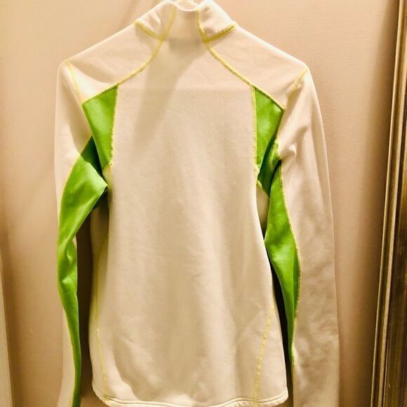 Patagonia green and white pullover with 1/4 front zip. - Picture 4 of 4